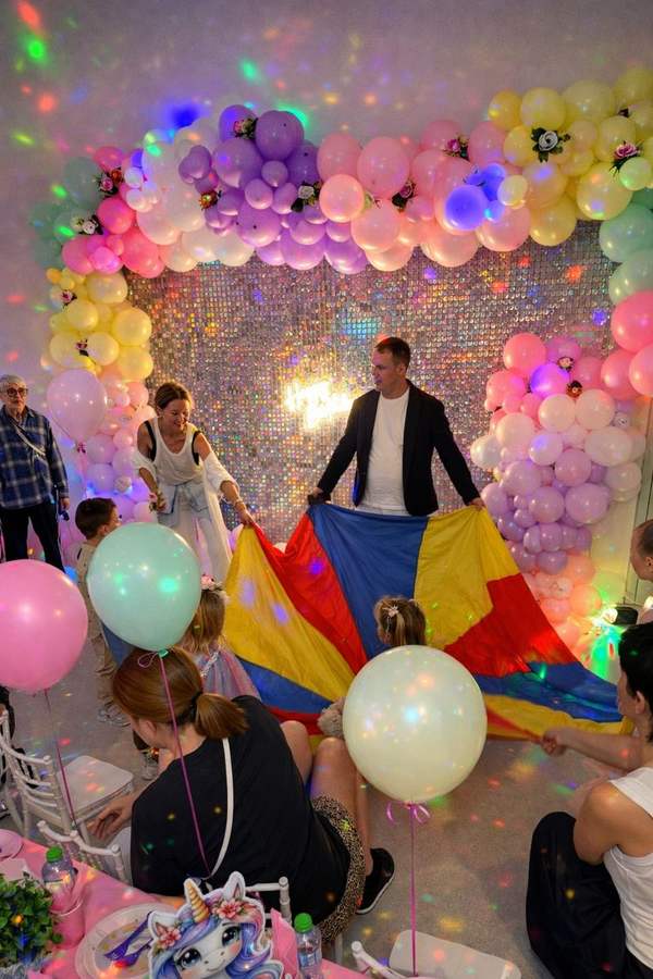 Parachute game with the party host